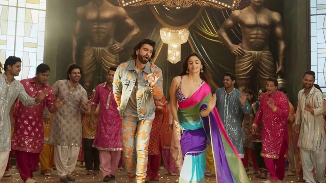 What Jhumka! The classic track Jhumka Gira Re from the 1966 film Mera Saaya made a stylish comeback in Karan Johar’s Rocky Aur Rani Ki Prem Kahaani. Starring Ranveer Singh and Alia Bhatt, the song went viral instantly, thanks to its iconic dance moves.