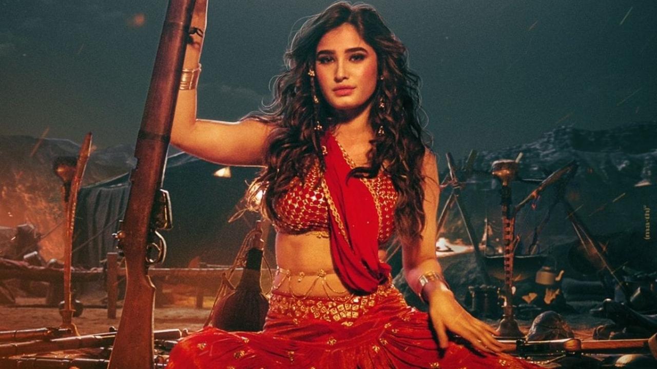 Rasha Thadani proves she is a true-blue dancing diva with her debut Azaad's song Uyi Amma. The song’s playful vibe ensures everyone hits the dance floor and grooves all night long.