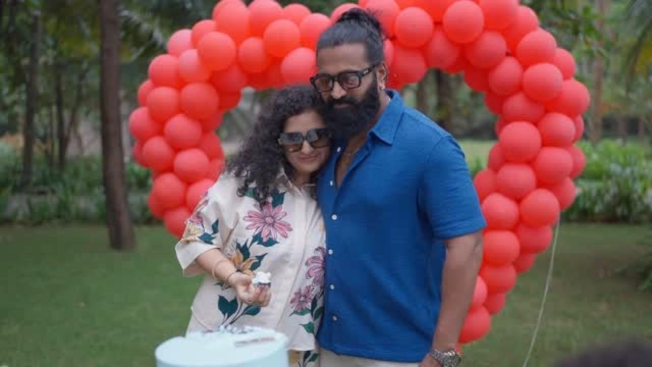 <p>This lovey-dovey picture of Rishab with his wife Pragathi shows how caring and loving he is.</p>