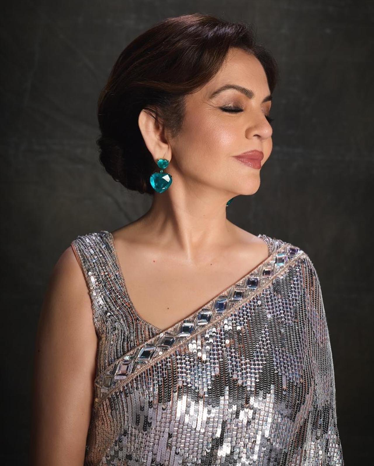 Her makeup blended glam with sophistication, featuring equal amounts of shimmer and nude undertones that let the saree shine out while still adding to the glamourous look.