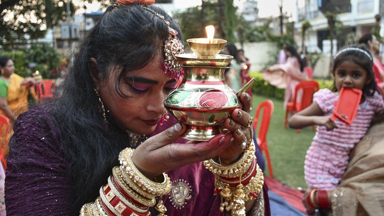 One of the most significant aspects of the ritual is that the fast is broken only after sighting the moon, which plays a central role in the day’s traditions