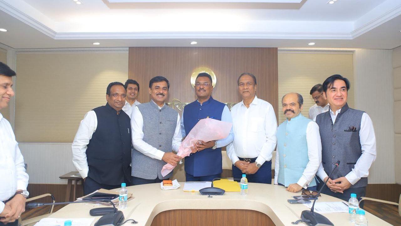 Maharashtra | Dealers supplying vehicles to unauthorised sellers may lose trade certificates: Transport Minister Pratap Sarnaik