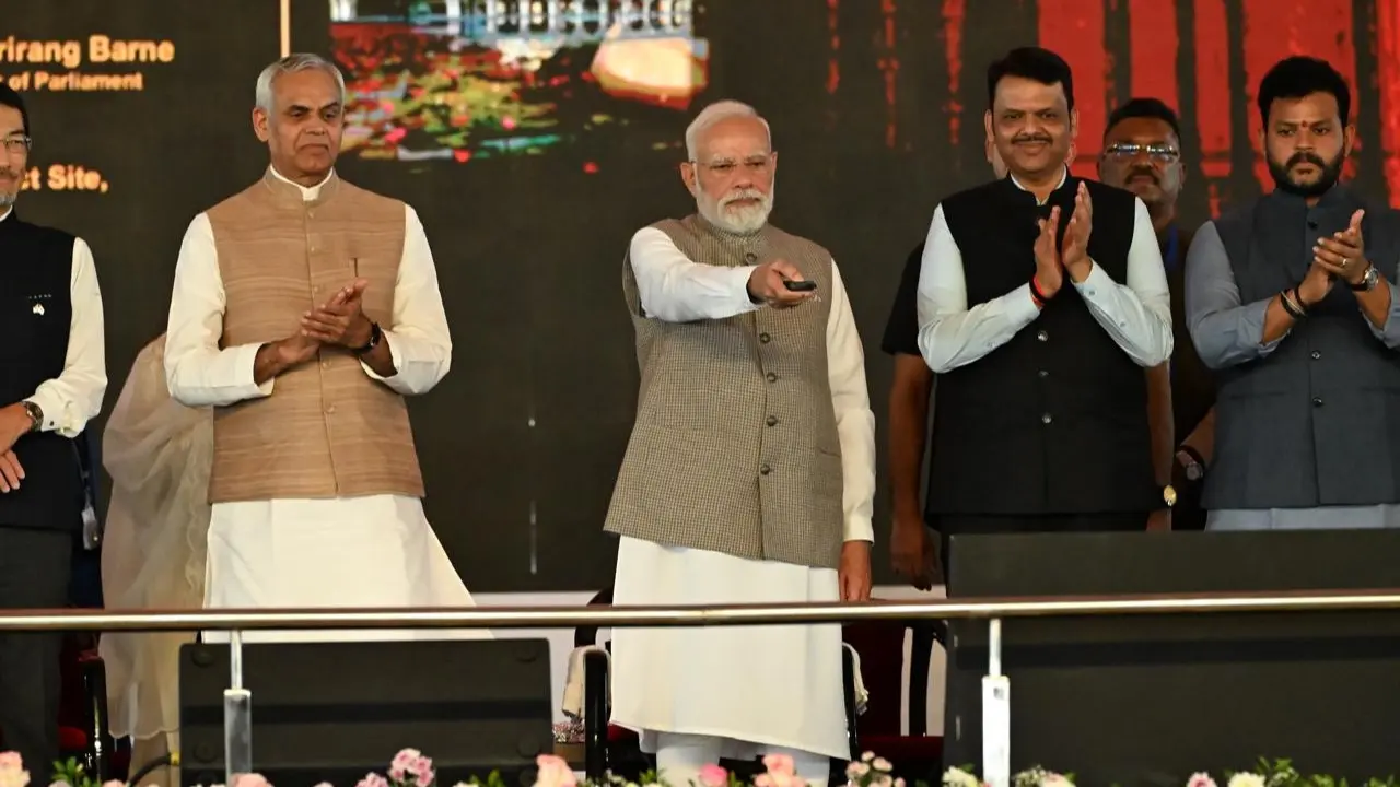 PM Modi said that Mumbai’s long wait for better travel facilities is finally over with the inauguration of the Navi Mumbai International Airport. Pics/Atul Kamble