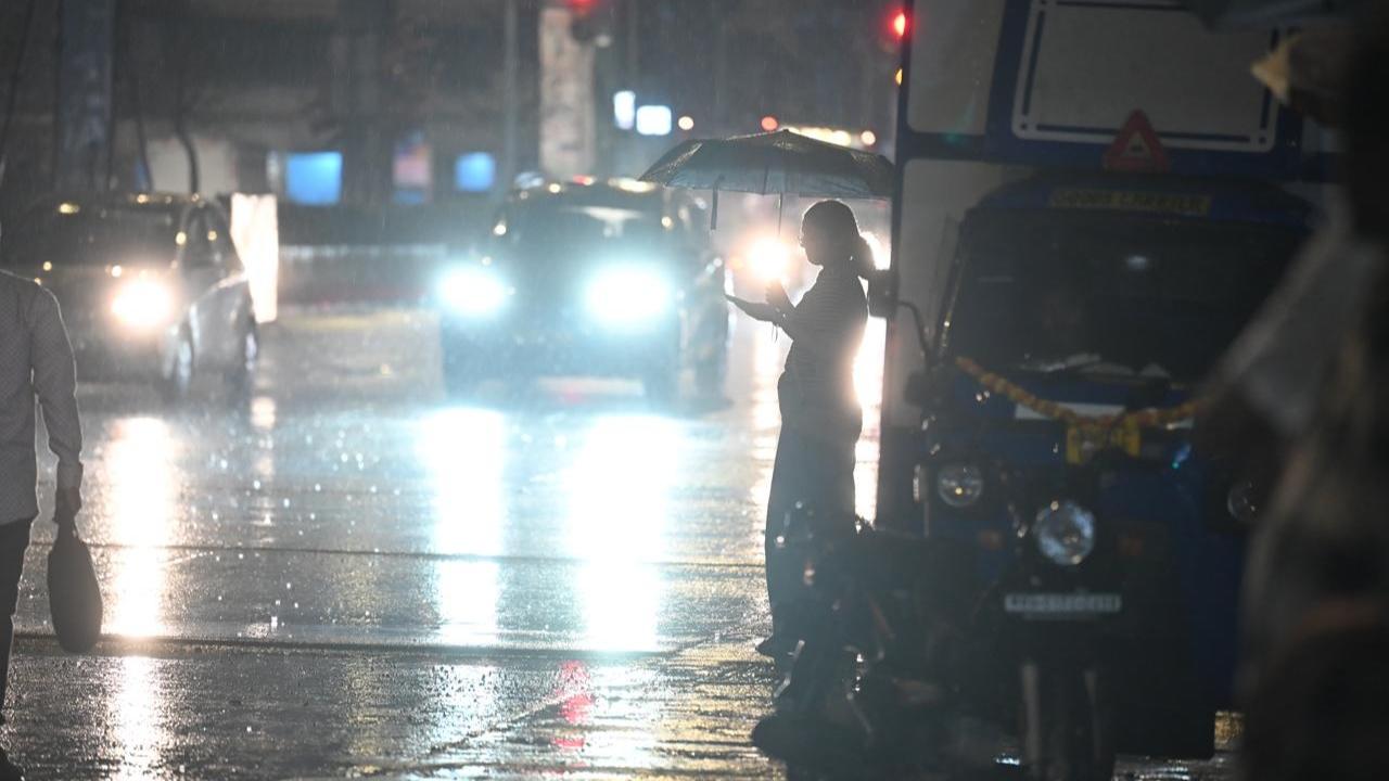 Parts of suburban Mumbai receive 19 mm rainfall in one hour, trains and traffic movement unaffected, say officials