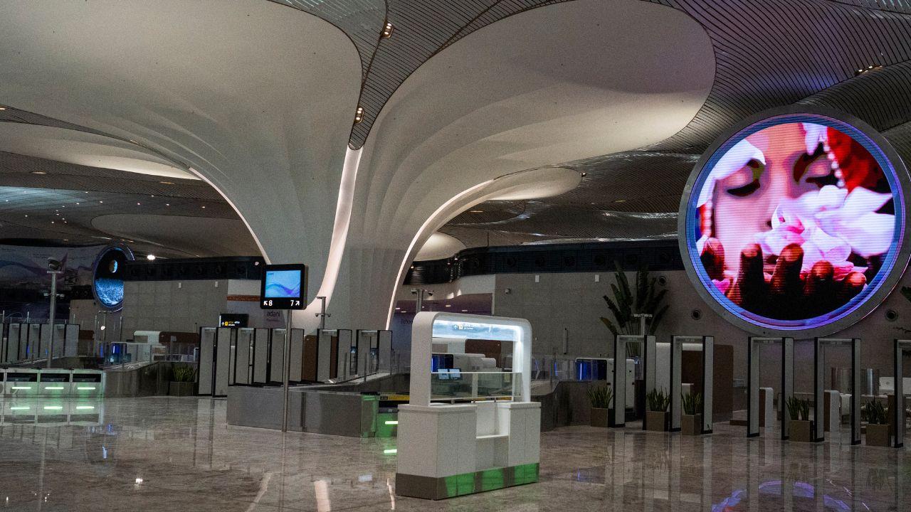 The airport will feature two ‘Code F’ compliant parallel runways, each 3,700 metres in length and 60 metres in width, accommodating large aircraft and ensuring efficient operations. In terms of passenger handling, the airport is expected to manage 20 million passengers annually in its initial phase, ramping up to 90 million passengers per annum (MPPA) in the final phase