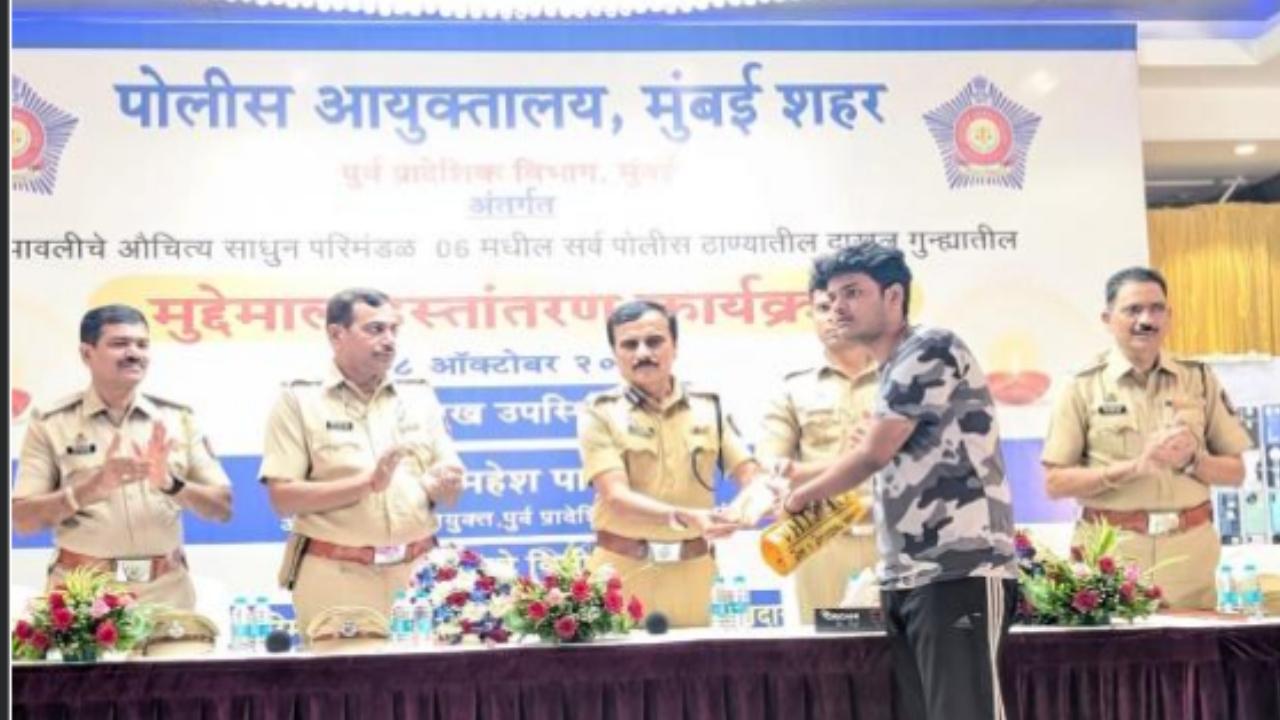 Mumbai cops recover 800 stolen and lost mobile phones, returns them to their owners 