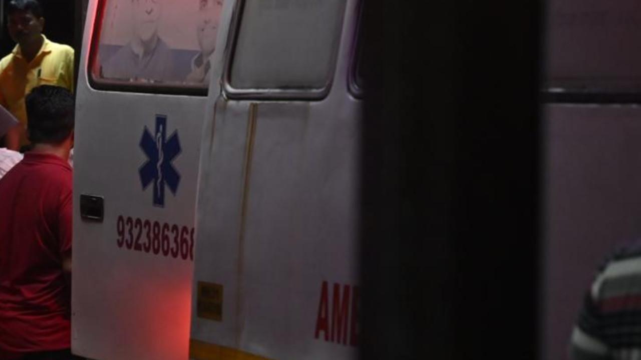 The situation at JJ Hospital remained tense on Friday evening. Pics/Ashish Raje and Aishwarya Iyer