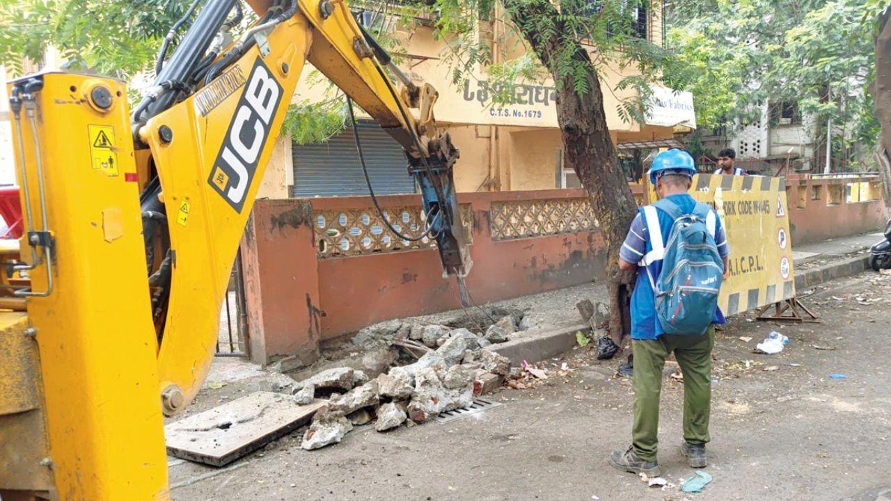 Mumbai: Santacruz residents lose yet another footpath to civic work chaos