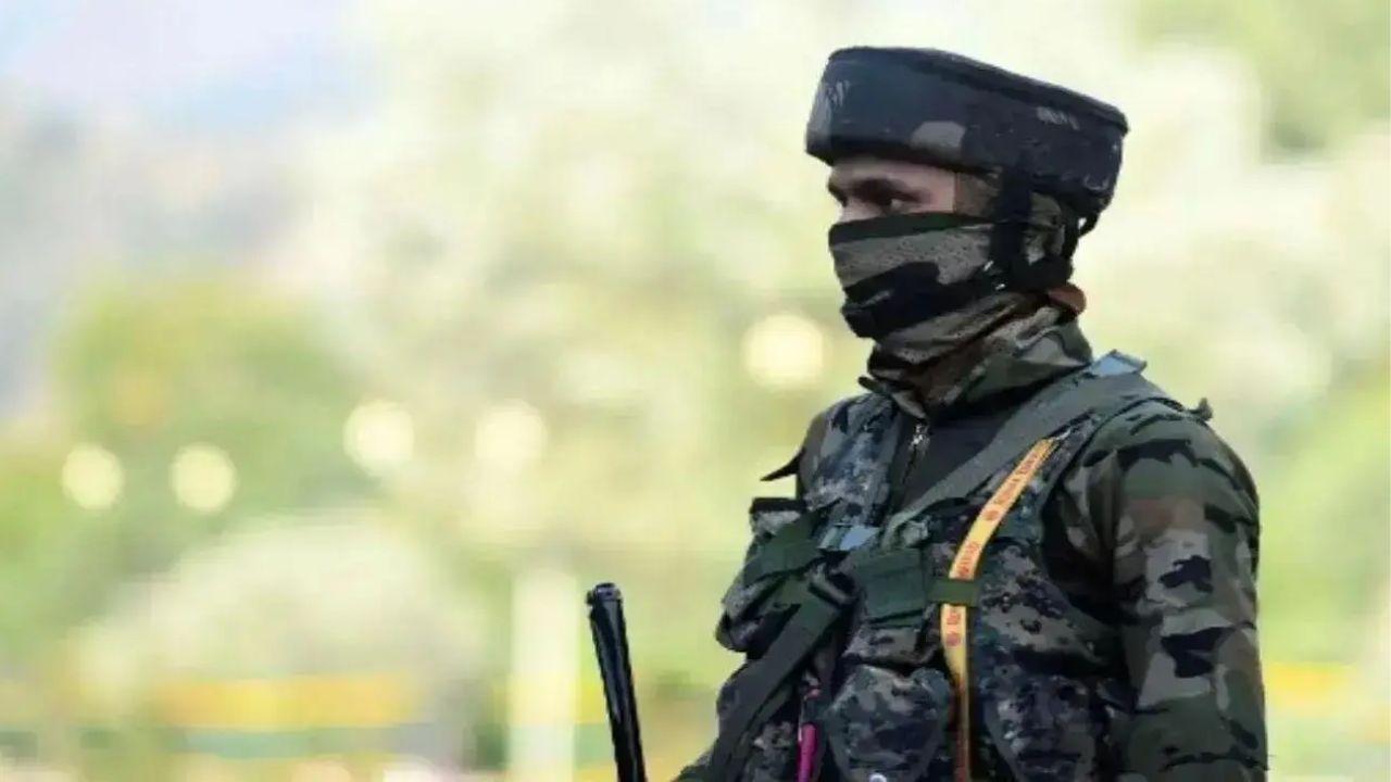 Jammu: BSF recupera heroína valorada en 25 millones de rupias arrojada por un dron paquistaní Jammu: BSF recupera heroína valorada en 25 millones de rupias arrojada por un dron paquistaní