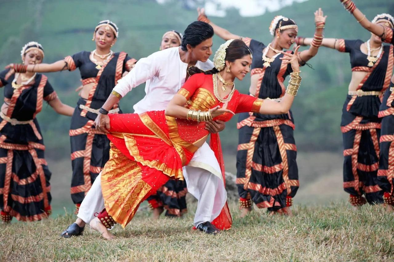 Chennai Express (2013)
Directed by Rohit Shetty, Chennai Express is a vibrant action-comedy that follows Rahul Mithaiwala (Shah Rukh Khan), a bachelor who boards the wrong train while on his way to immerse his grandfather’s ashes. His journey takes an unexpected turn when he meets Meenamma (Deepika Padukone), the spirited daughter of a South Indian don. What begins as a hilarious adventure soon turns into a tale of love, courage, and self-discovery. SRK brings his trademark charm and comic timing to the role, blending humor and heart in this pan-Indian blockbuster