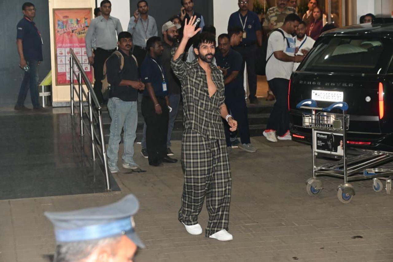 The dapper needs no introductions, his fans are already screaming his name Kartik Aaryan