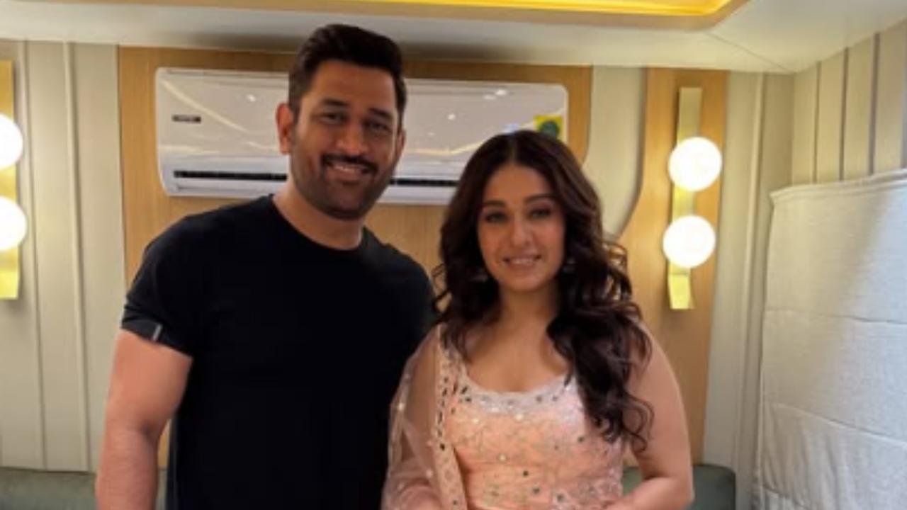 Epic Diwali crossover! Sunidhi Chauhan and MS Dhoni in one frame