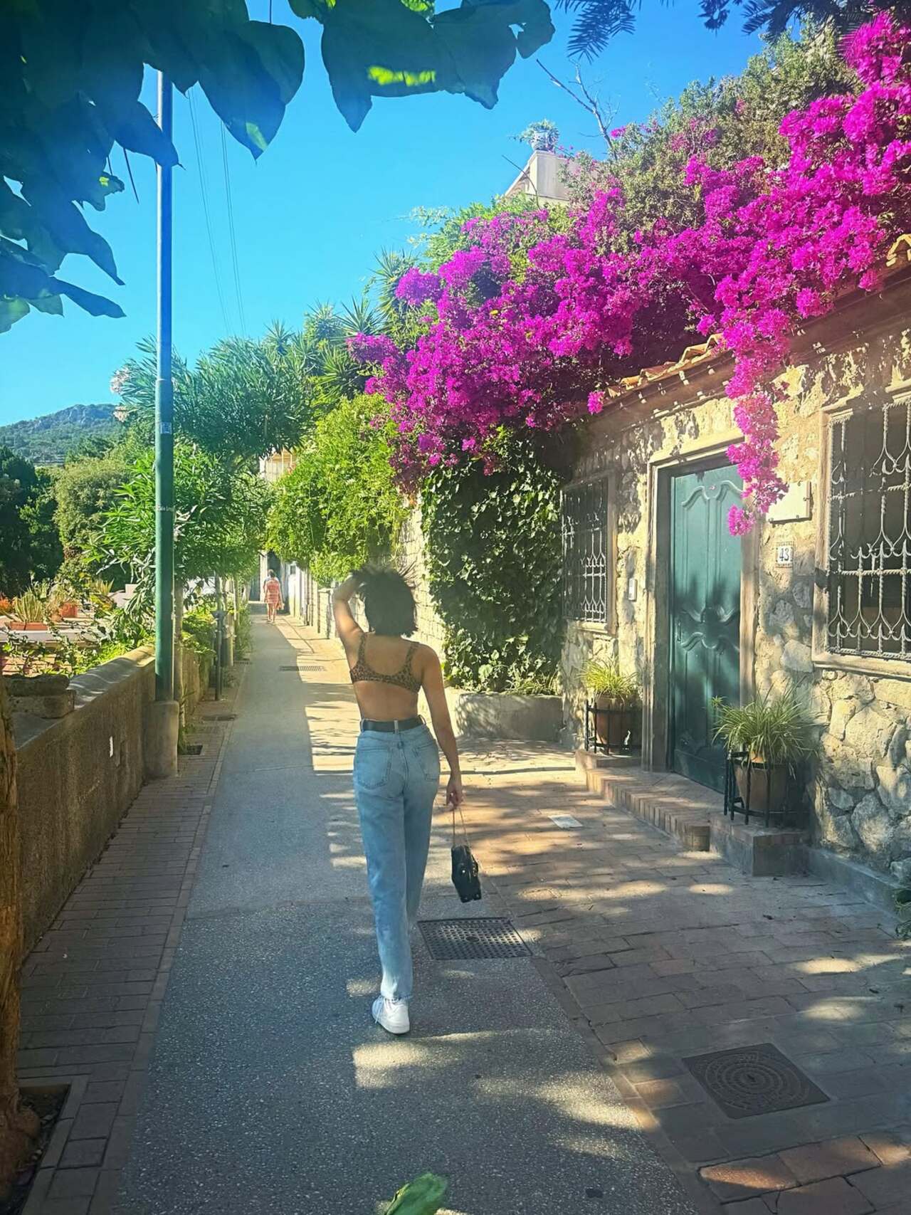 Same place, two different poses, well Tara had to pose at the spot where Veer clicked