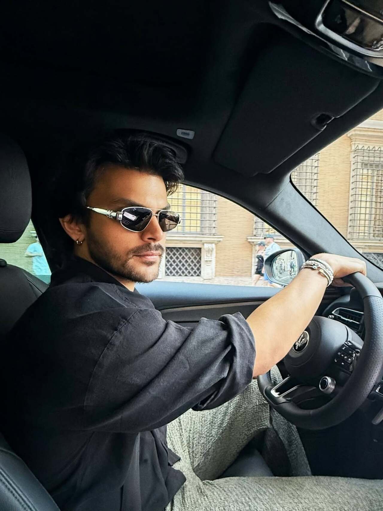 We have found the one who drives in a duo, and it's Veer Pahariya taking his girlfriend around 