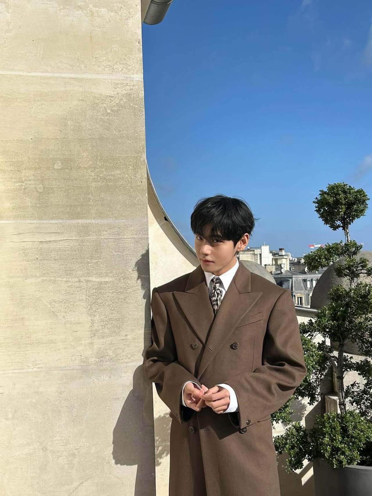 V brings back the vintage era with the stunning overcoat and his charming personality