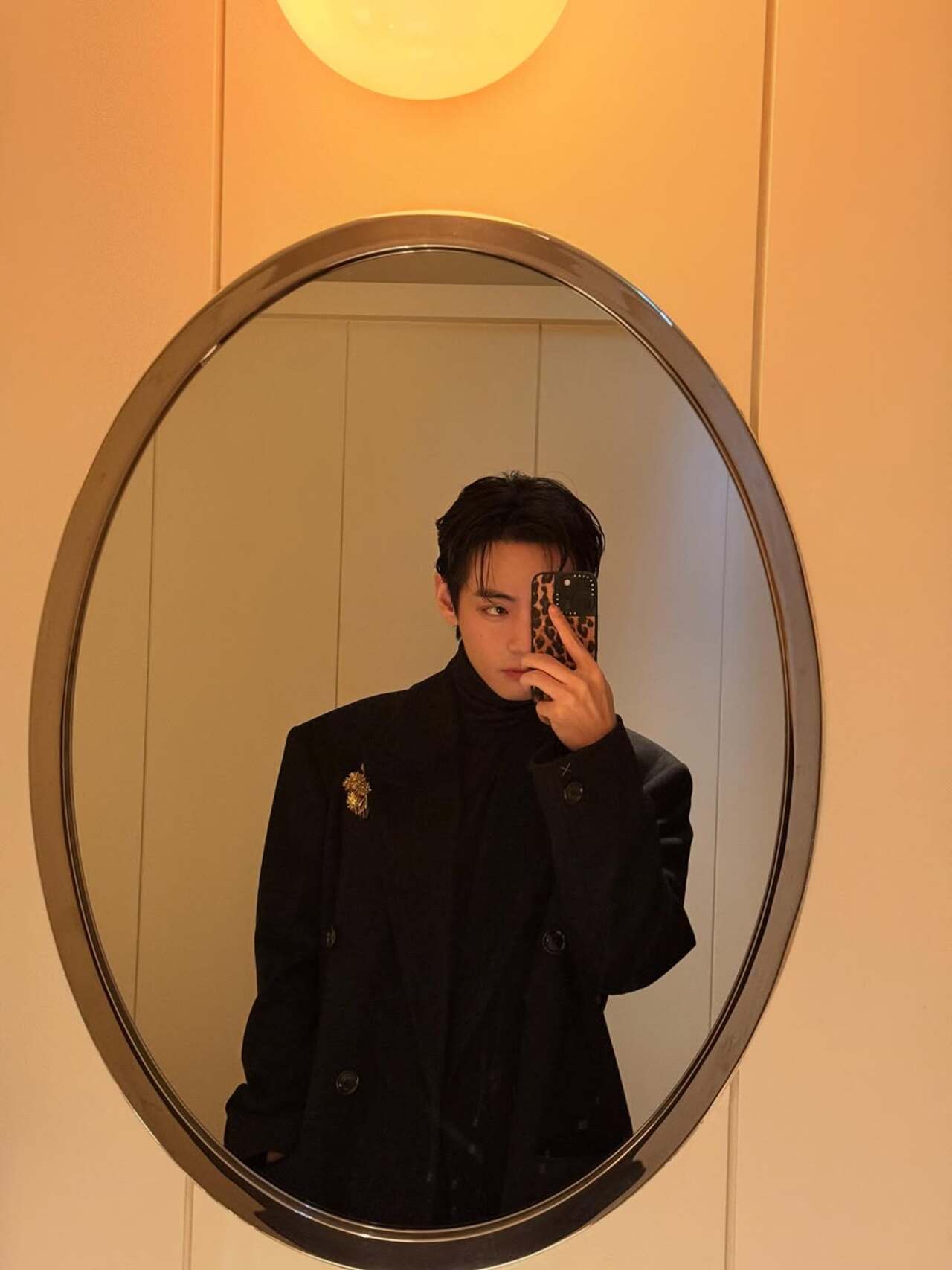 A mirror selfie that gets the ladies weak on their knees 