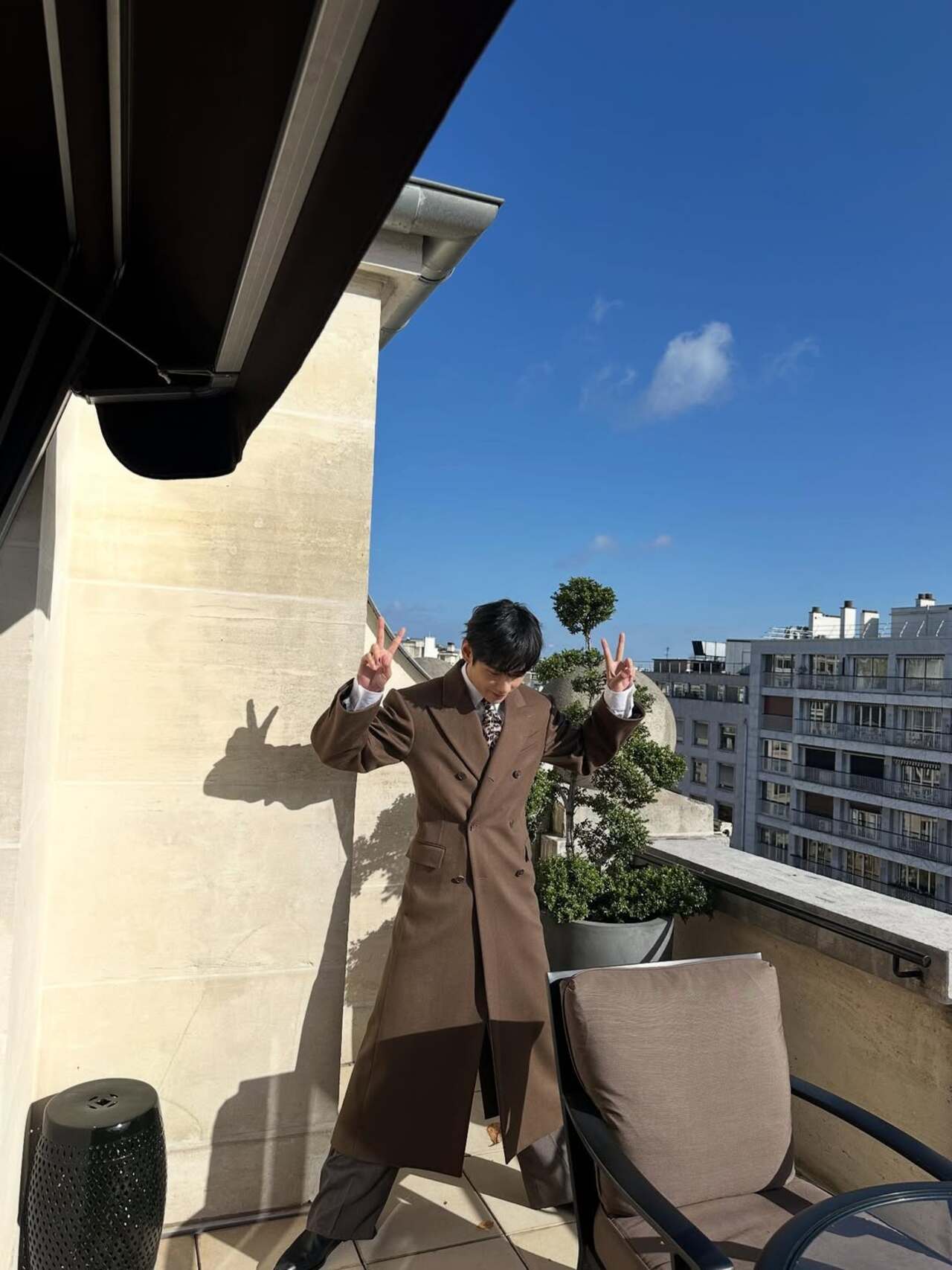 Don't miss out the 'V' pose, Kim Taehyung leaves the fans in awe with the iconic click 