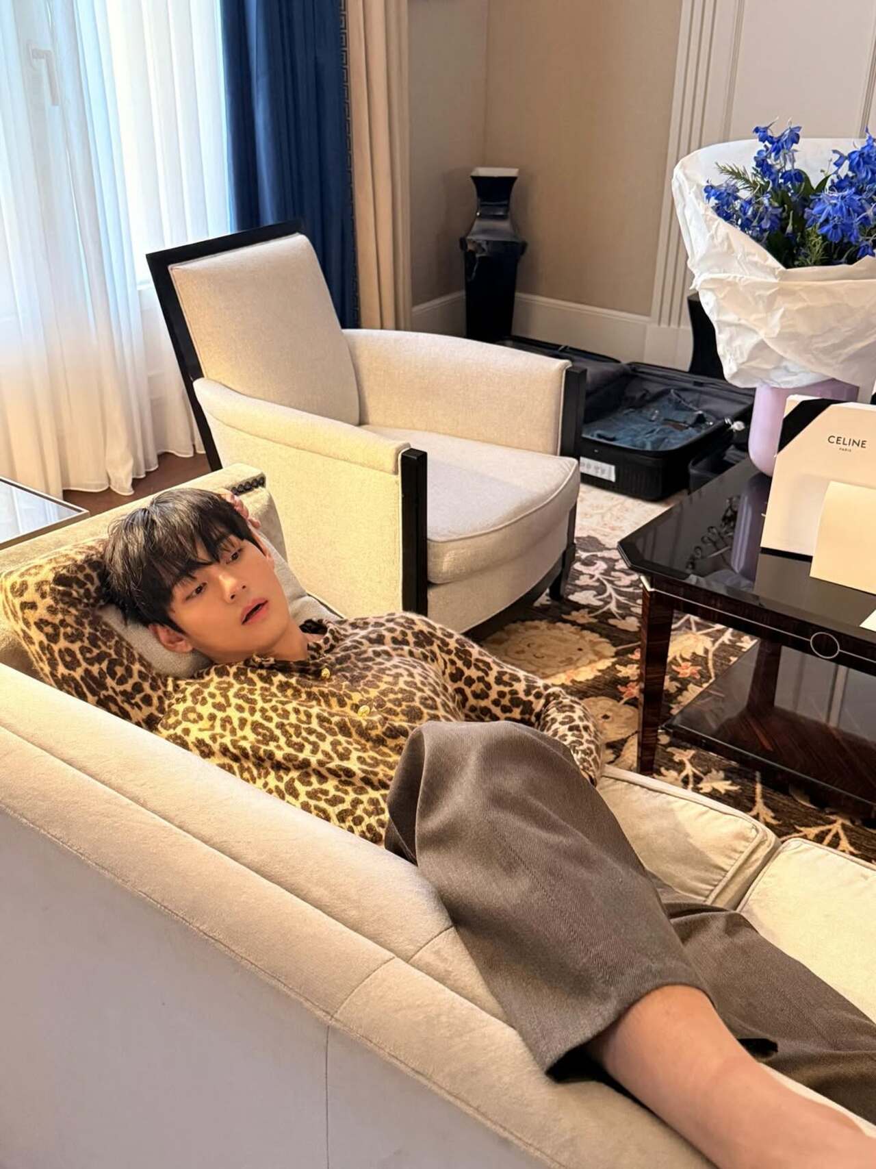 Guess who is having a lazy day, it's the adorable Kim Taehyung 