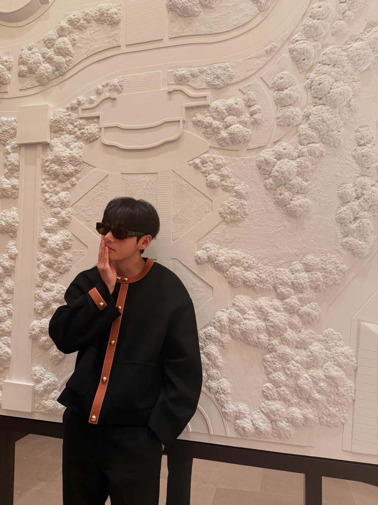 It's difficult to admire here, the architecture fails at the sight of V