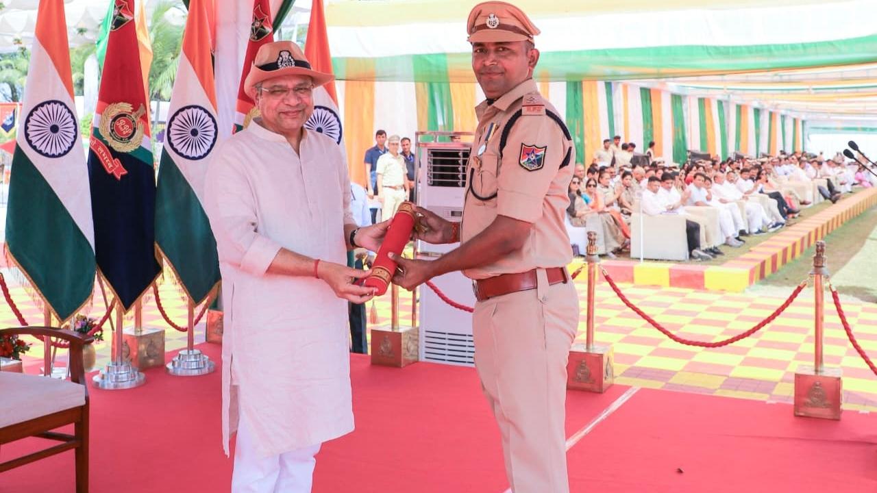 Mumbai RPF officer who busted IRCTC e-ticket touting racket honoured with Rail Minister’s Medal