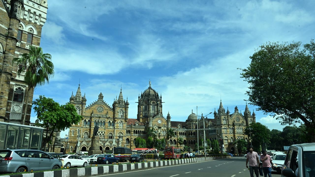 Meanwhile, the Colaba observatory reported a high of 30.4 degrees Celsius and a low of 24 degrees Celsius