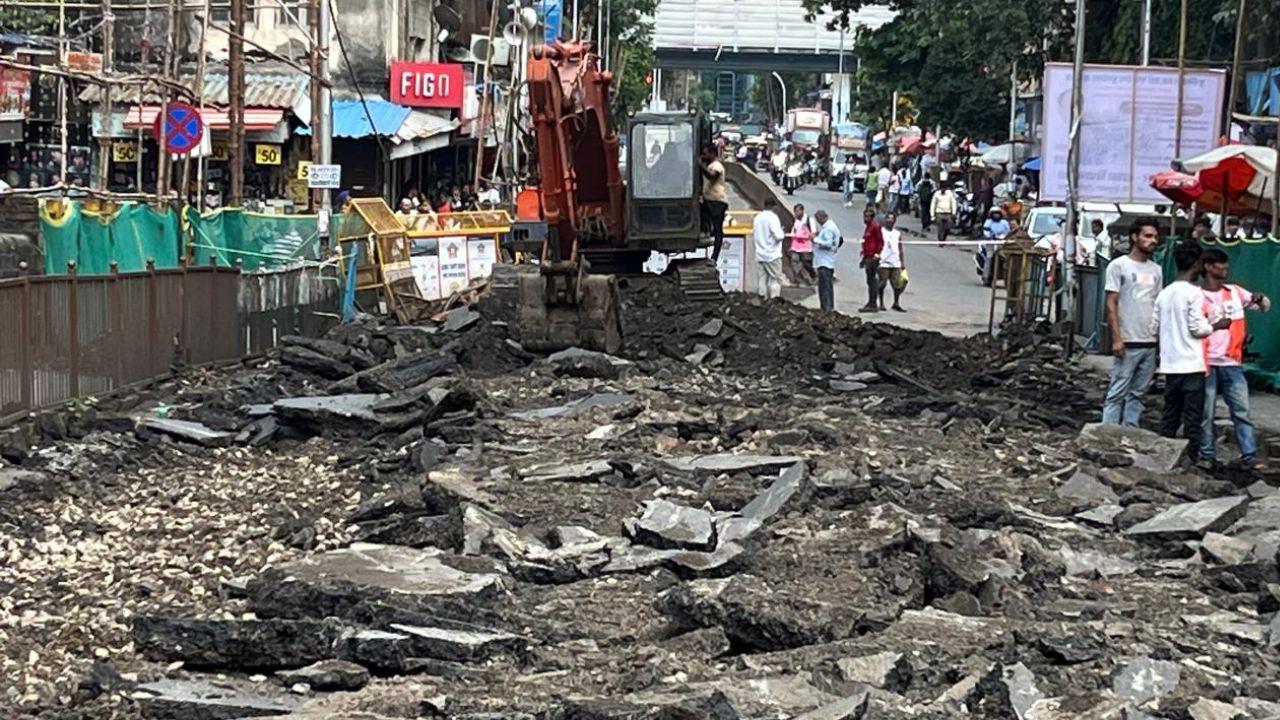 Commuters watch as access to the bridge is cut off, paving way for the Sewri-Worli Elevated Connector. PIC/ASHISH RAJE
