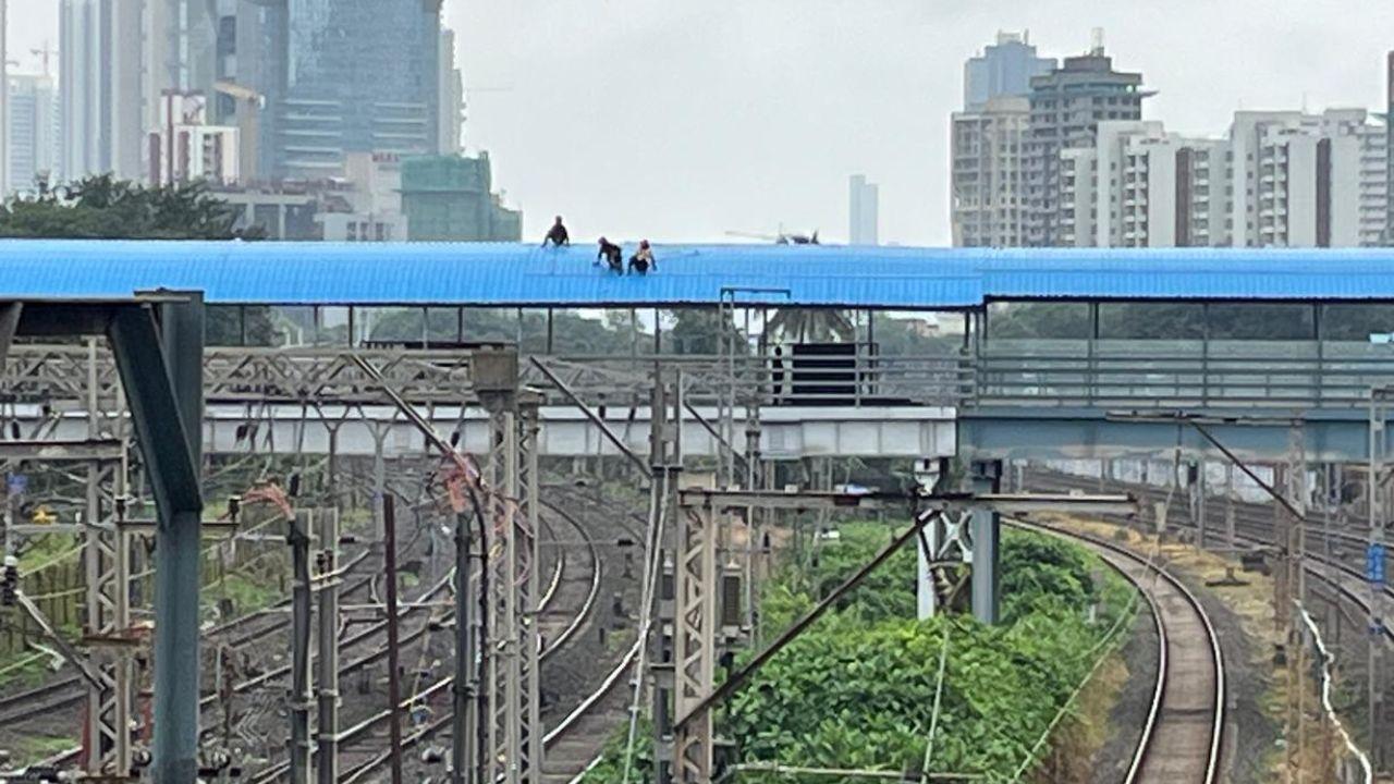Barricades seal off the historic connector between Parel and Prabhadevi from September 12 midnight. (Pic/Ashish Raje)