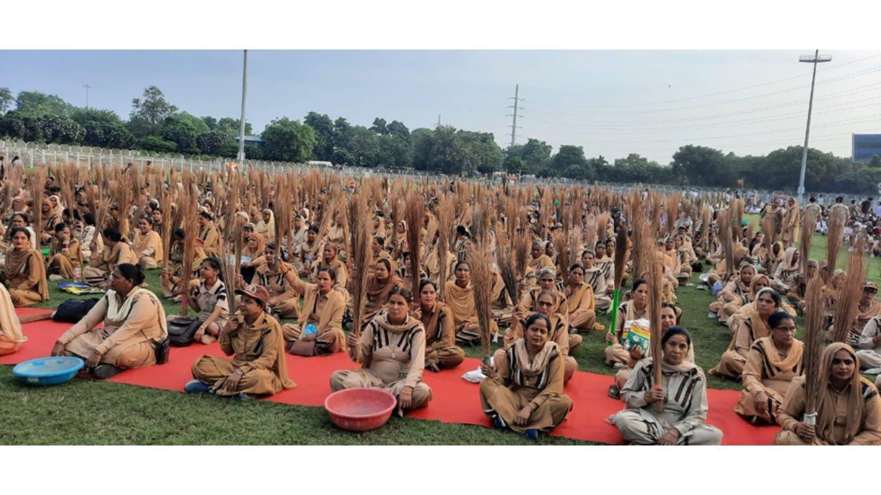 Dera Sacha Sauda Joins Mega Cleanliness Drive in Gurugram on the Call of Chief Minister