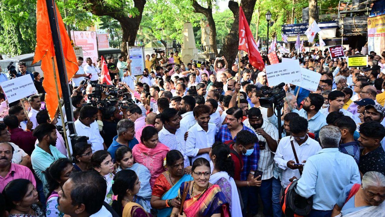 Leaders from INDIA bloc parties raise slogans against the Jan Suraksha Kayda during a massive protest at Shivaji Park, Dadar. (Pics/ Shadab Khan)