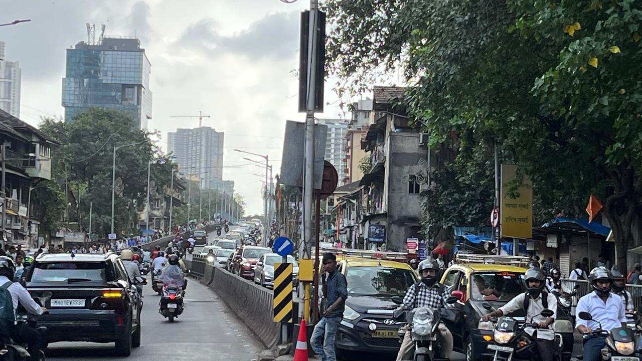 The Mumbai traffic police announced that the iconic Elphinstone Bridge will be closed to traffic starting September 10, as part of a major redevelopment project. (Pics/Ashish Raje)