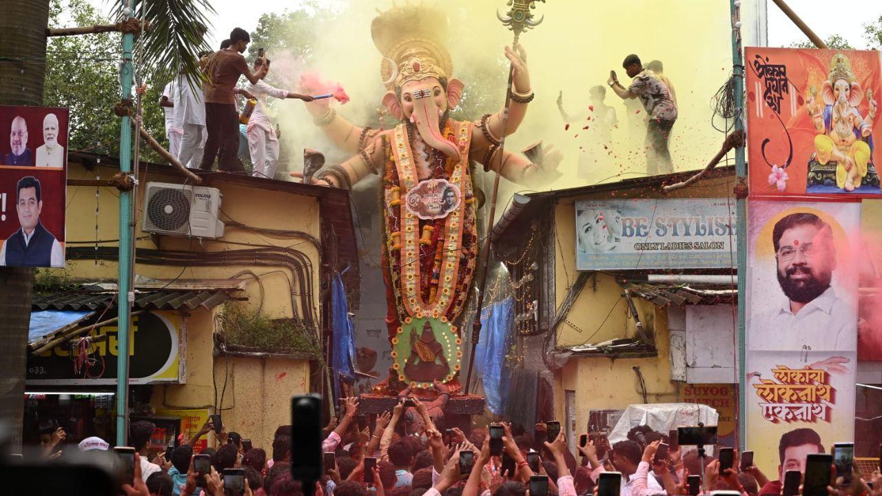 Kalachowki cha Mahaganpati being carried with devotion by members of the Mandal during the immersion procession at Dattaram Lad Marg.(Pics/ Satej Shinde)