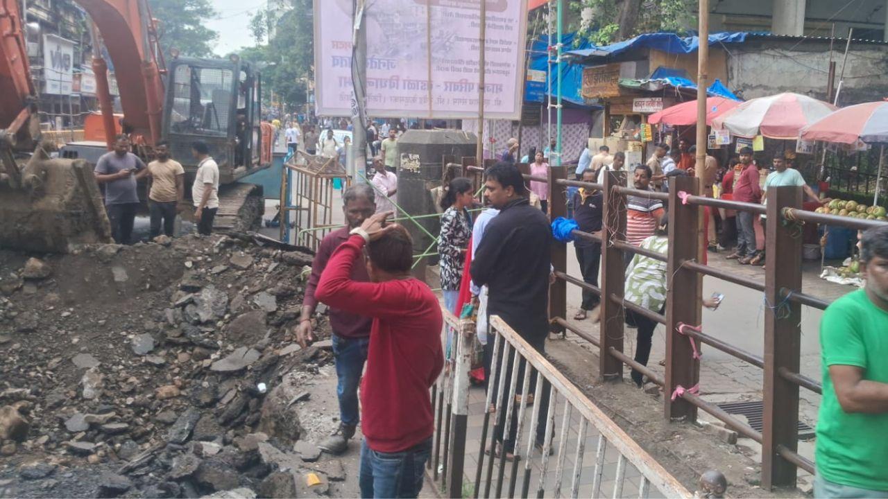 Pedestrians around the locality face a tough time crossing the bridge as machinery and labourers take over.PIC/SAYYED SAMEER ABEDI
