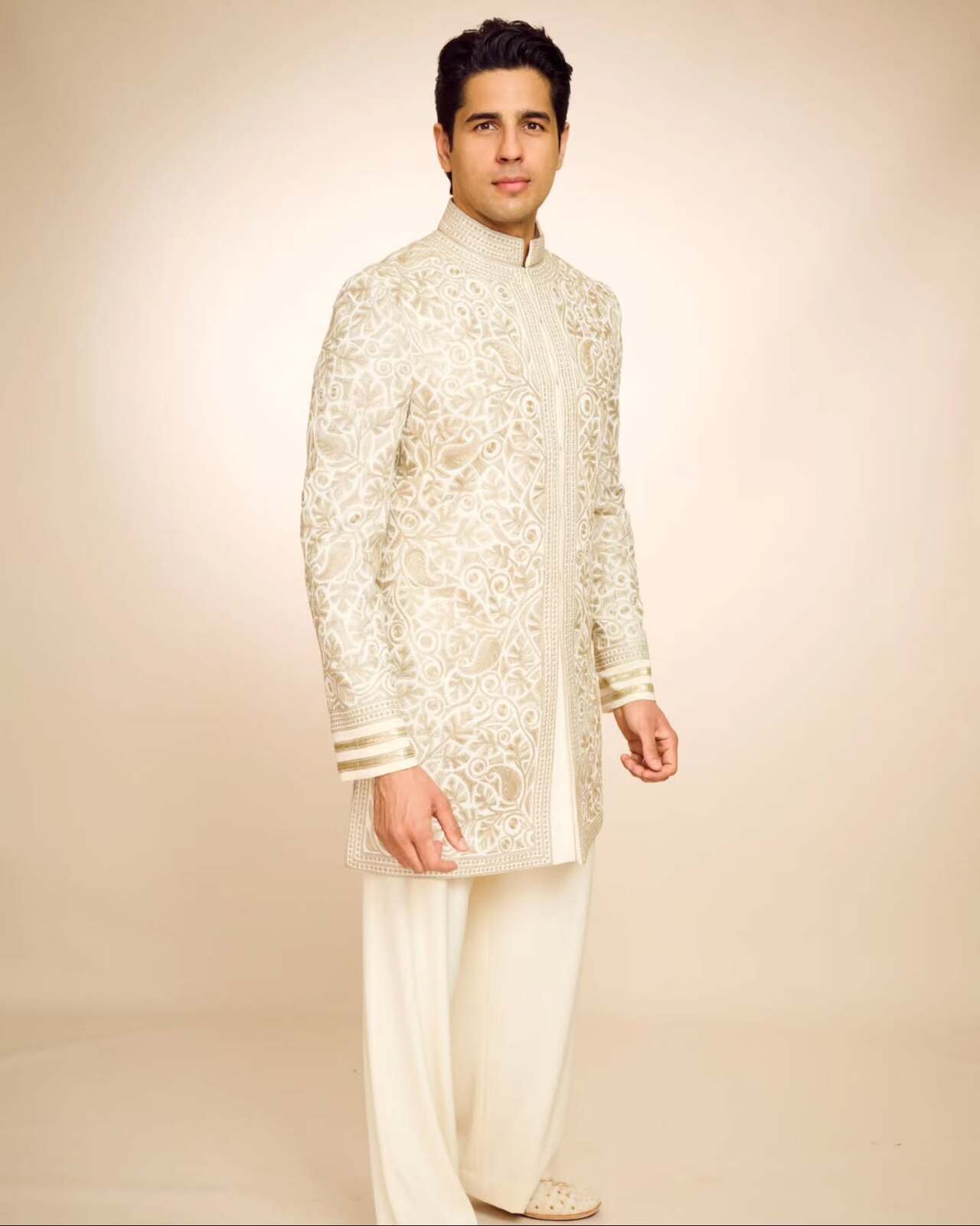 Sidharth Malhotra's dashing look is perfect for first day if you are looking forward to ear something elegant and fashionable. The classic hue never fails to impress, and this ensemble proves why.