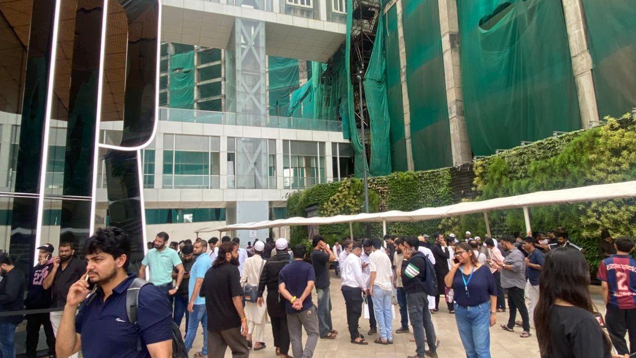 Amid the buzzing crowd, Apple’s staff and security teams carefully managed the long lines, ensuring eager buyers patiently made their way into the store.