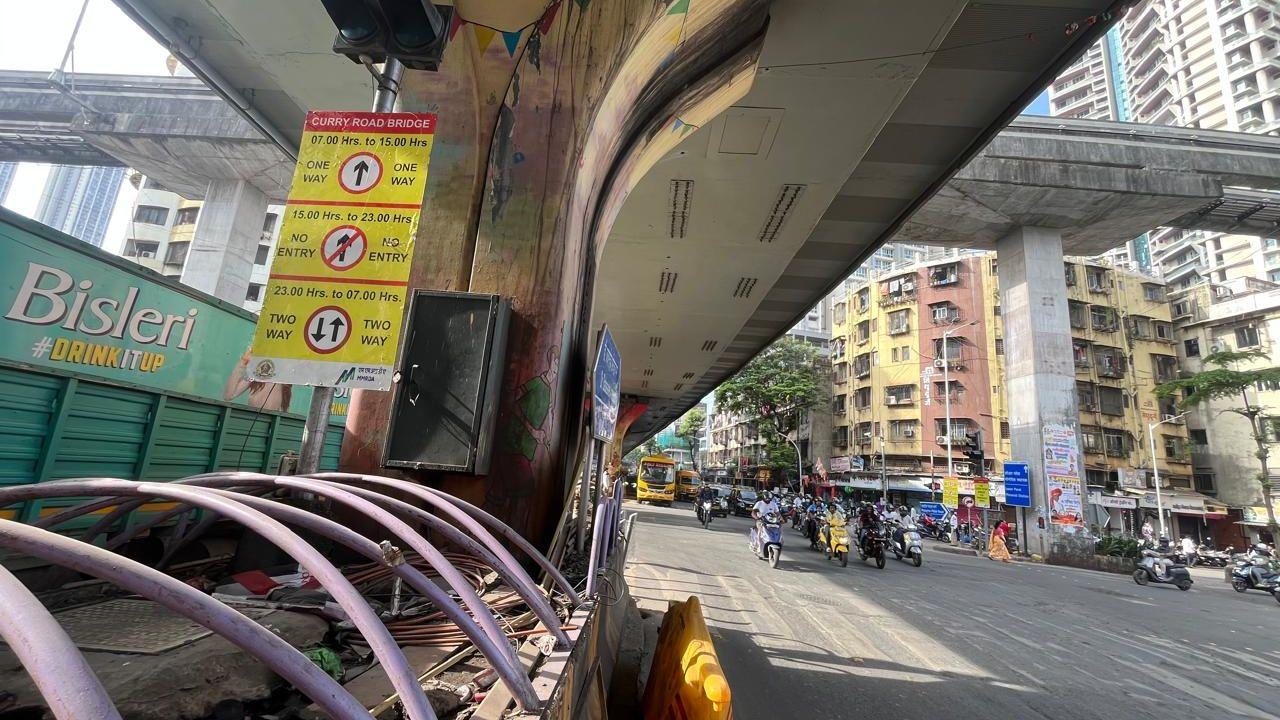 A ‘Bridge Closed’ board was displayed at Bharatmata signal for Elphinstone Bridge by the Traffic Police and MMRDA.
