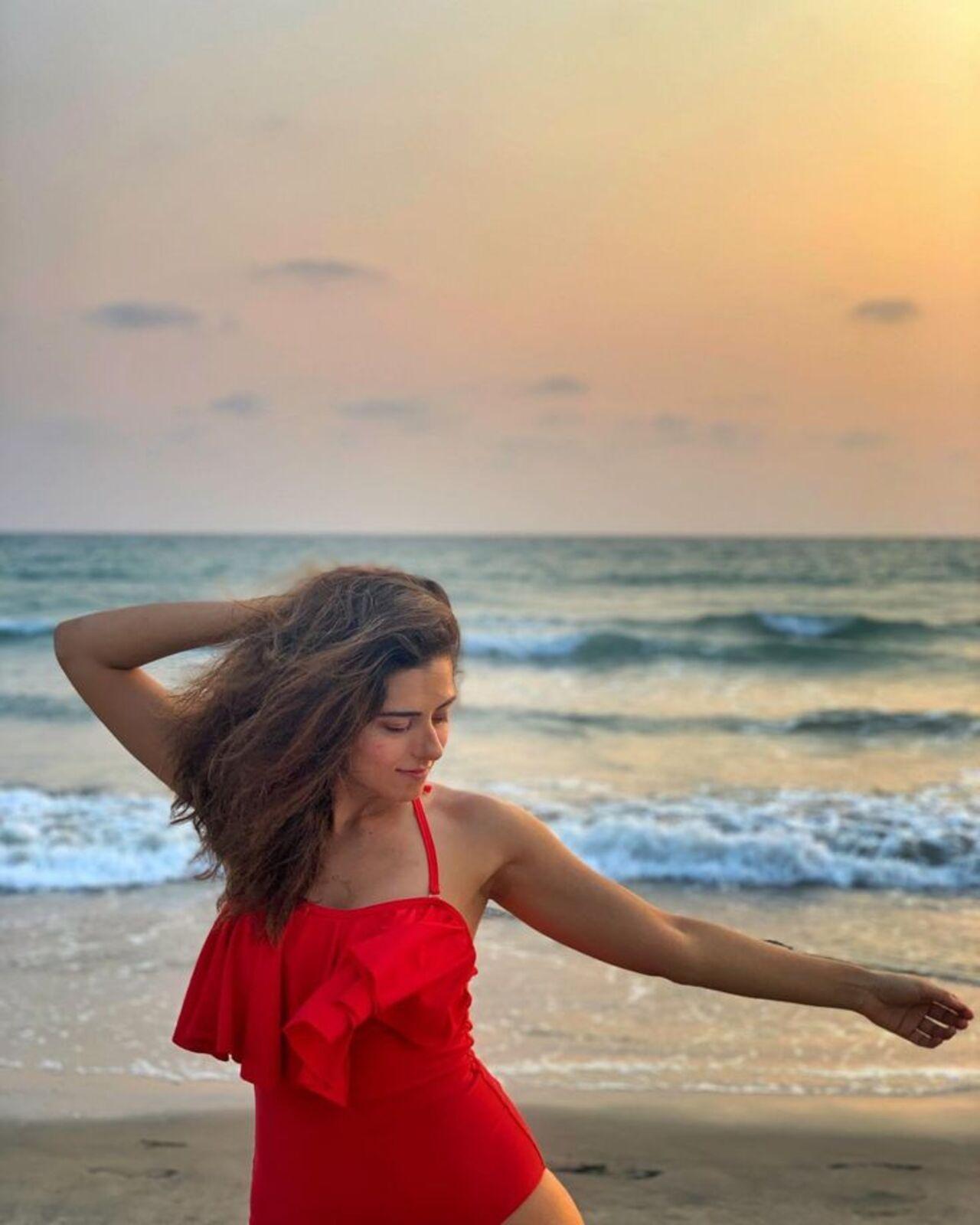 Giving major beachwear goal, Ridhi looks cute and sexy at the same time in this red one-piece swimwear, with the dramatic ruffles. 
