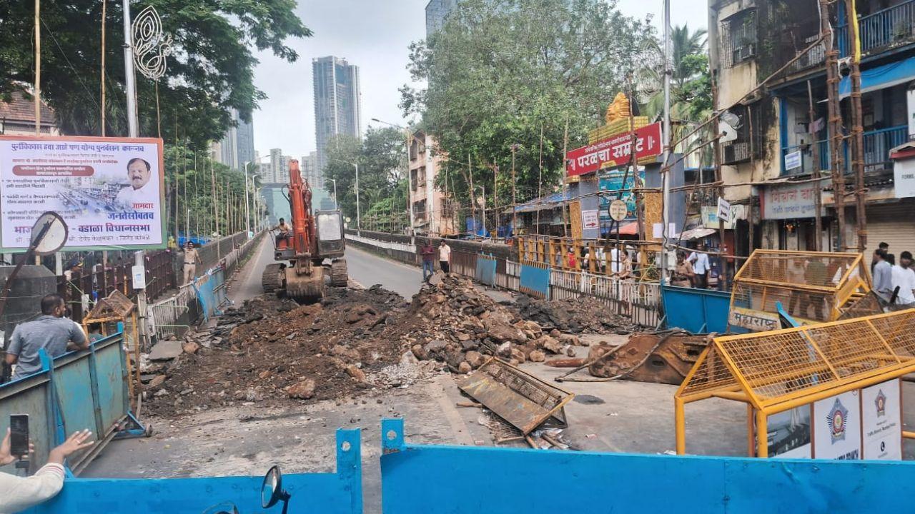 Dust and noise from construction greet daily commuters at Elphinstone Bridge. (Pic/Sayeed Sameer Abedi)
