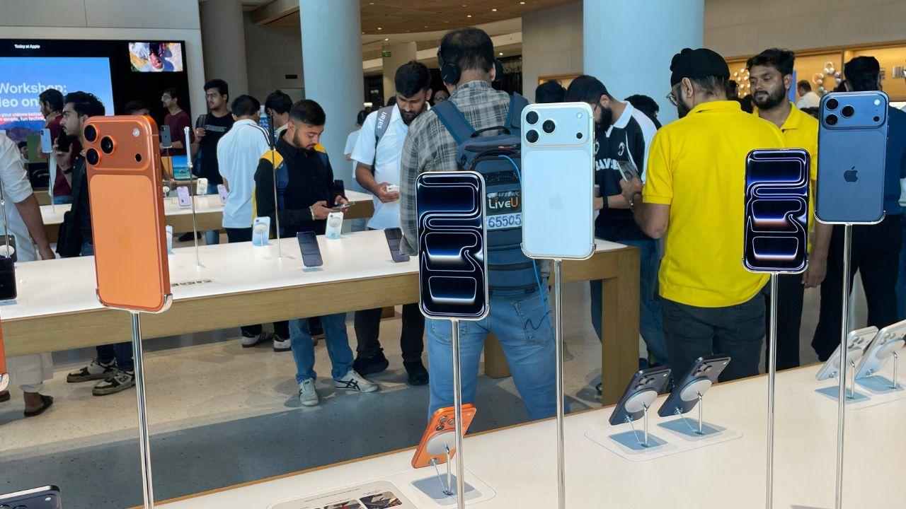 Inside, the store Apple showcased the complete lineup of new-generation devices, from the iPhone 17 to the iPhone 17 Pro Max.