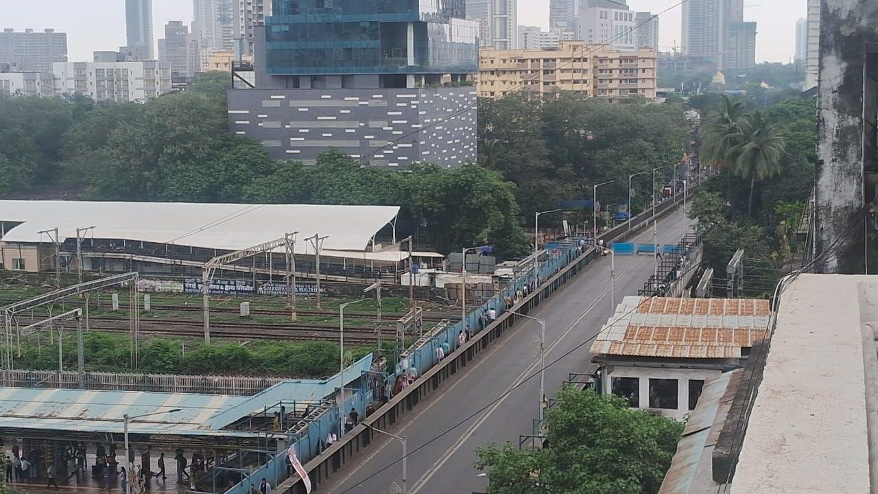 The bridge closure is expected to disrupt thousands of daily commuters. The bridge was a crucial connector between Dadar, Elphinstone, and nearby areas. With diversions already in place, residents fear long-term chaos until a replacement is built. (Pic/Sayeed Sameer Abedi)