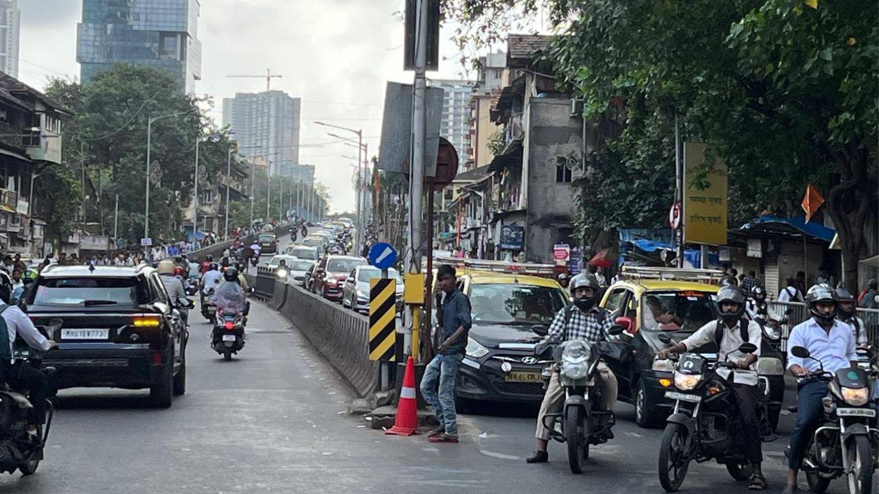 However, soon after the outrage caused by the residents, the ‘Bridge Closed’ board was later removed from the signals, raising questions over the abrupt decision.