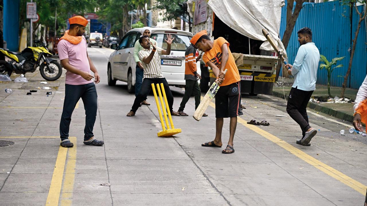 Maratha protesters play cricket at Fort, on Sunday. The advocate appearing for a petitioner stated in court on Monday that large crowds were blocking crucial junctions. PIC/ATUL KAMBLE
