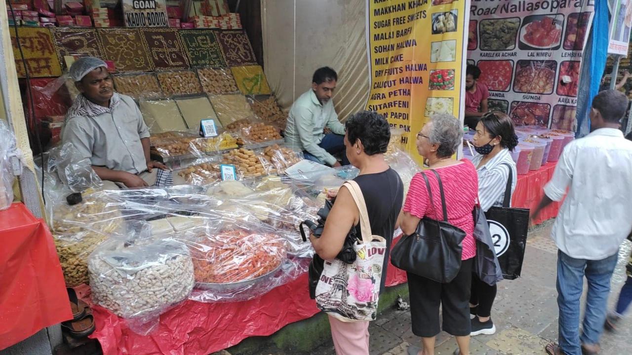 Kadio bodioAlong with kala chana, the gloriously colourful kadio bodio is another favourite among people, who also call it khaja. The snack made from chickpea flour is traditionally coated with jaggery or sugar, but has over the years also has one with the flavour of ginger. 
Visitors can choose from white, yellow and orange varieties
Cost: Rs 150 for 250 gm (orange and yellow), and Rs 200 for 250 gm for the ginger variety 