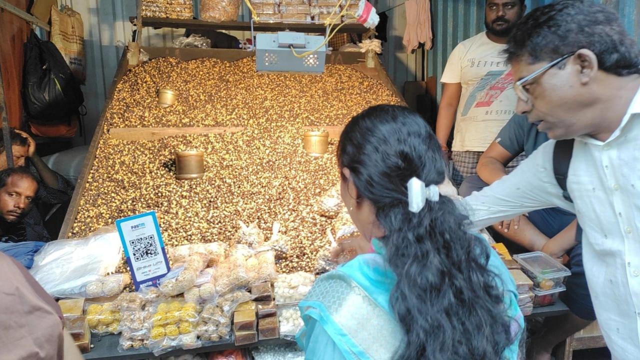 Kala Chana (Black Gram)Every year, devotees and Mumbaikars visit Bandra Fair to enjoy the festivities but not without munching on the roasted black chana (black gram). Being among the cheapest food items at the fair, people at least leave with it if not anything else to give it to their friends and family.
The best part is that the chana is available at many stalls along Mount Mary Steps and one doesn't have to travel too far to enjoy it
Cost: Rs 50 onwards 