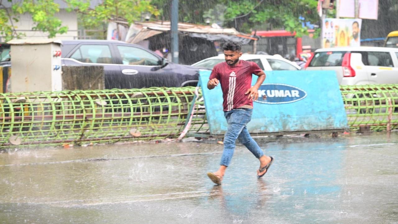 In its latest weather updates, IMD stated that Mumbai is likely to witness, 