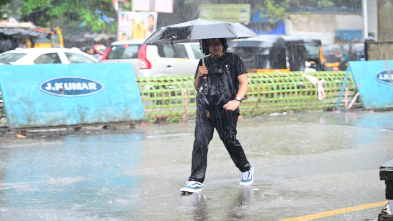 Apart from Mumbai, the weather bureau has issued a yellow alert, indicating moderate rainfall, for the neighbouring Thane, Palghar, and Raigad districts, too. PIC/NIMESH DAVE