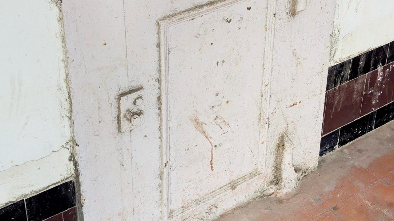 A small door on the ground floor of CSMT headquarters through which cash bags would be dropped into the strongroom