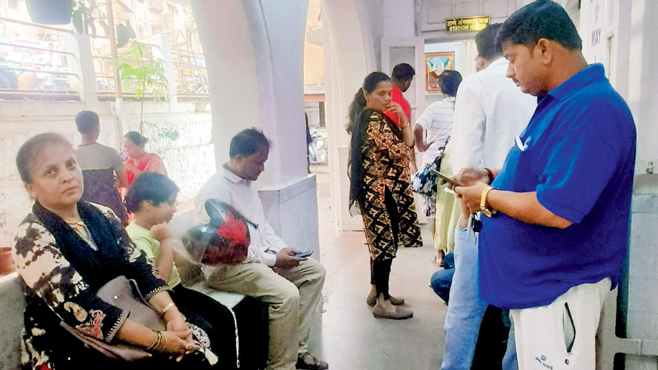 Complainants at the Kalachowkie police station on Sunday