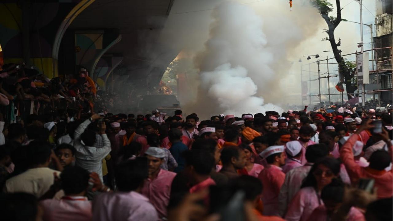 Thousands gathered along the streets of Lalbaug and other major procession routes to bid farewell to the beloved deity, with prayers on their lips and to witness the vibrant processions filled with music, dance, and clouds of celebratory gulal. PIC/SAYYED SAMEER ABEDI