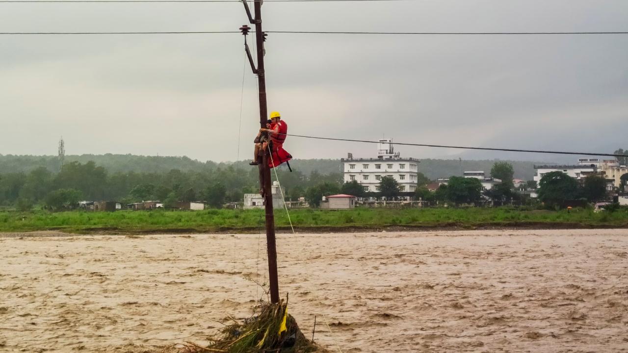 Dehradun Rain :- देहरादून में बारिश से मचा कोहराम, अब तक 13 की मौत, कई लोग लापता !
