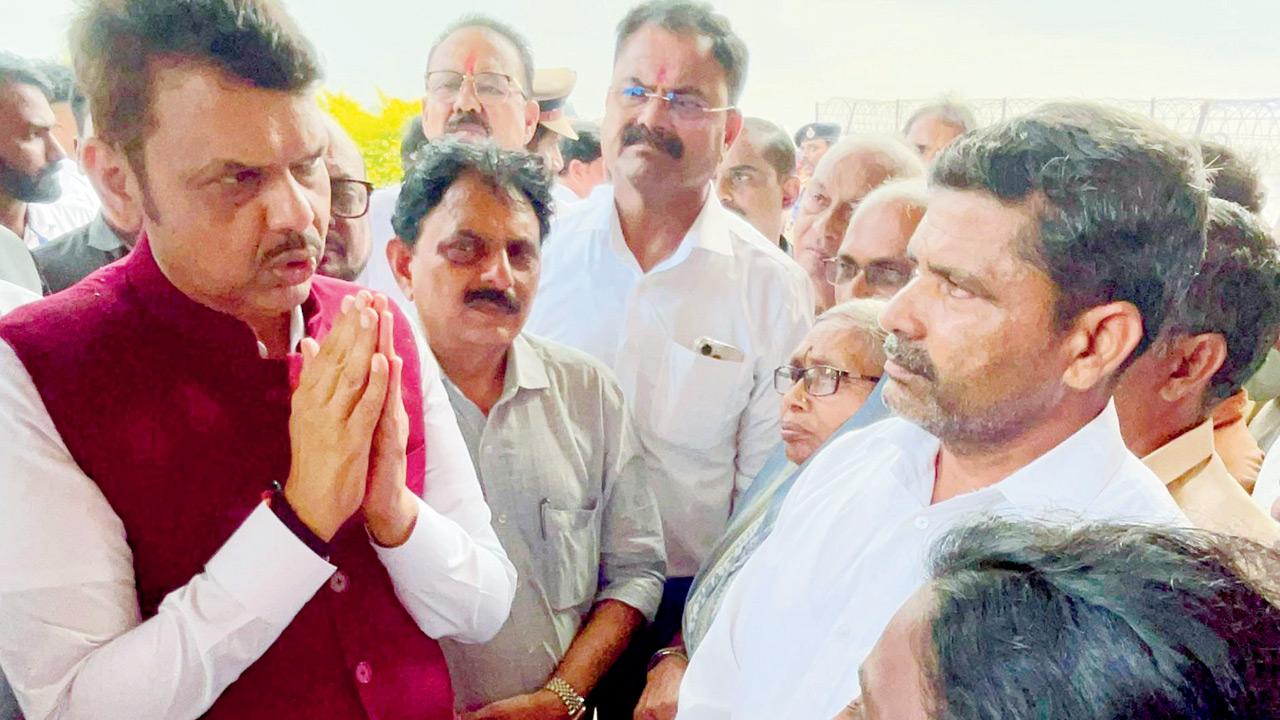 Chief Minister Devendra Fadnavis interacts with flood-affected farmers in Jalgaon. PIC/X/@CMOMaharashtra